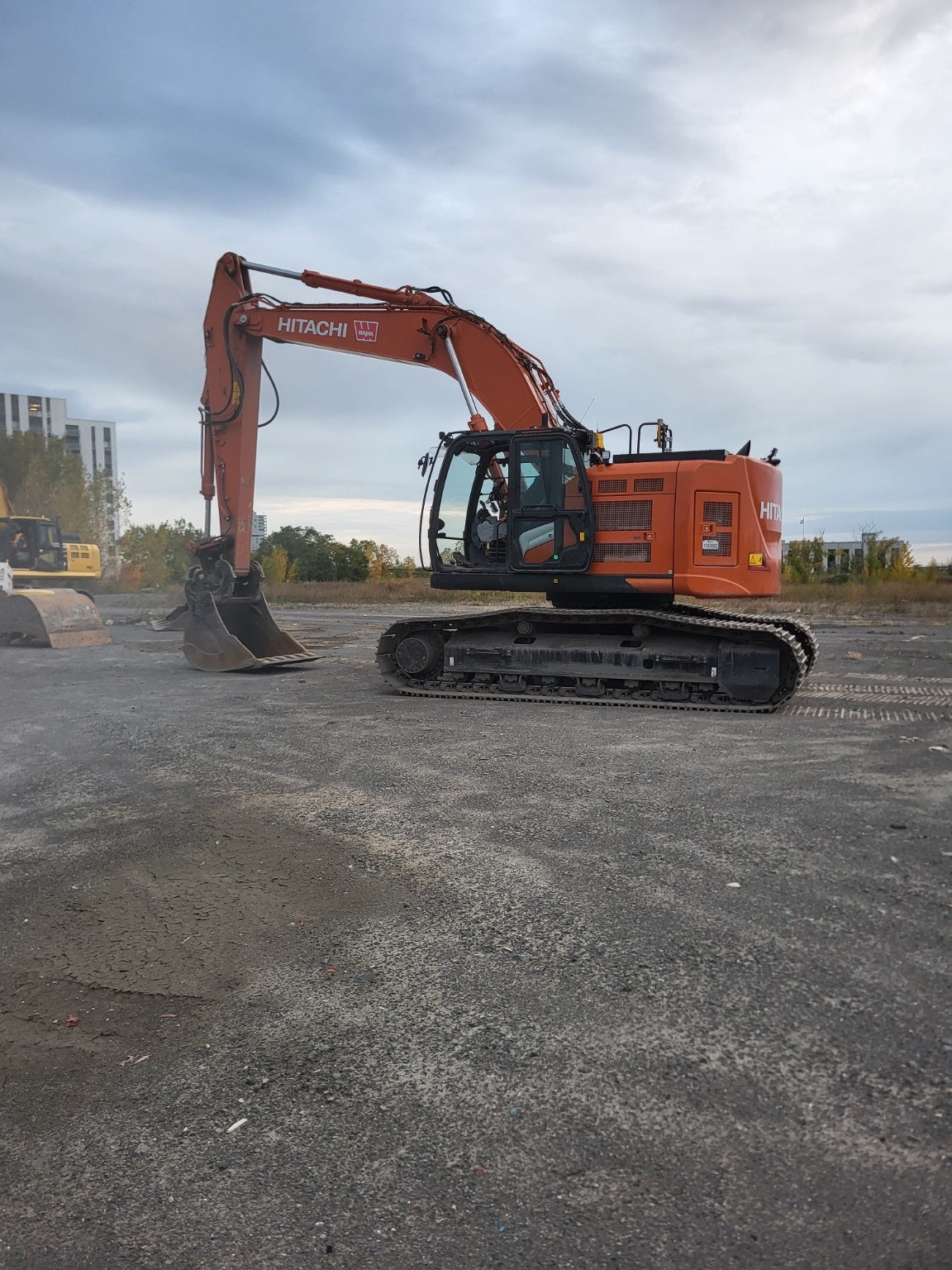 حفارة Hitachi ZAXIS 345USLC بعد تركيب طقم ملصقات QuébecDecalStore