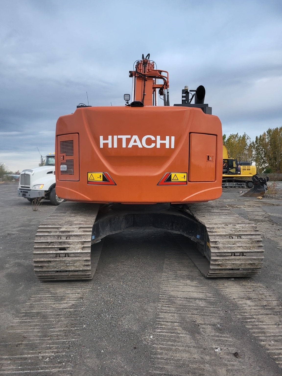 منظر خلفي لحفارة Hitachi 345USLC مع ملصقات التعريف والسلامة