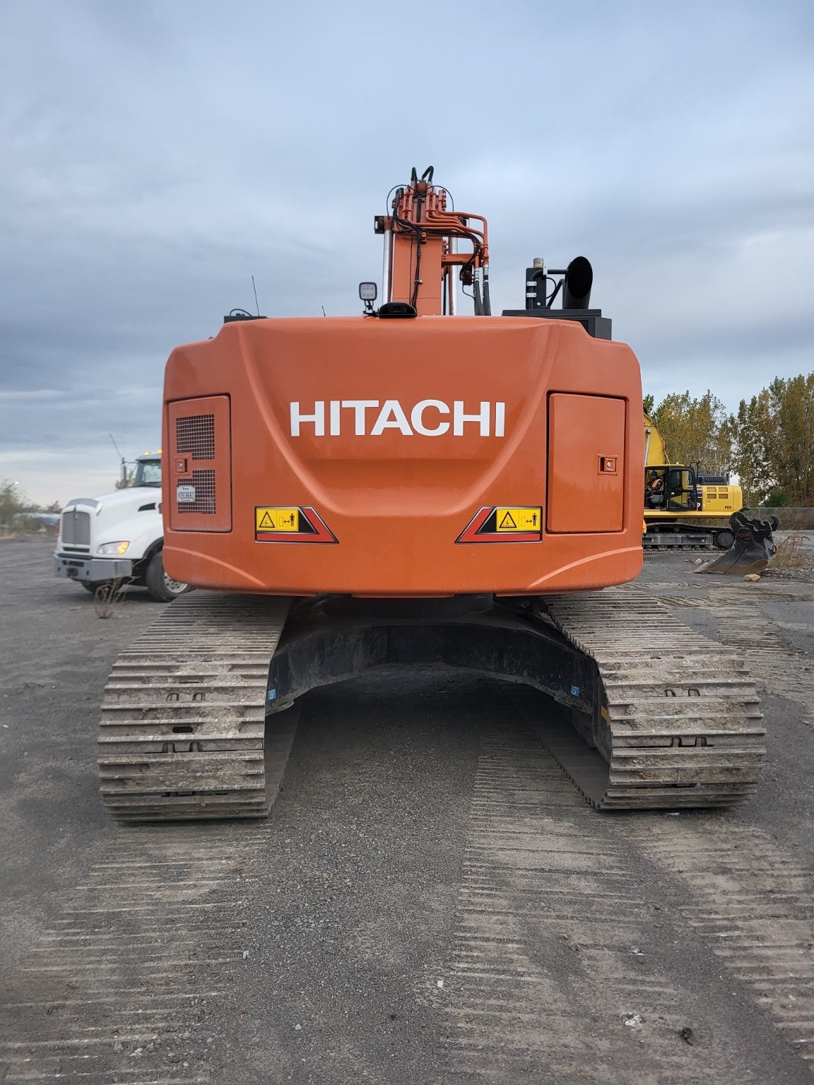 منظر خلفي كامل لحفارة Hitachi 345USLC بعد تركيب الطقم