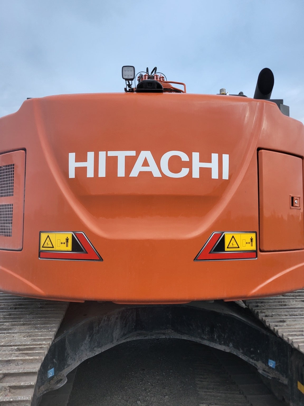 حروف HITACHI وملصقات السلامة في مؤخرة حفارة 345USLC