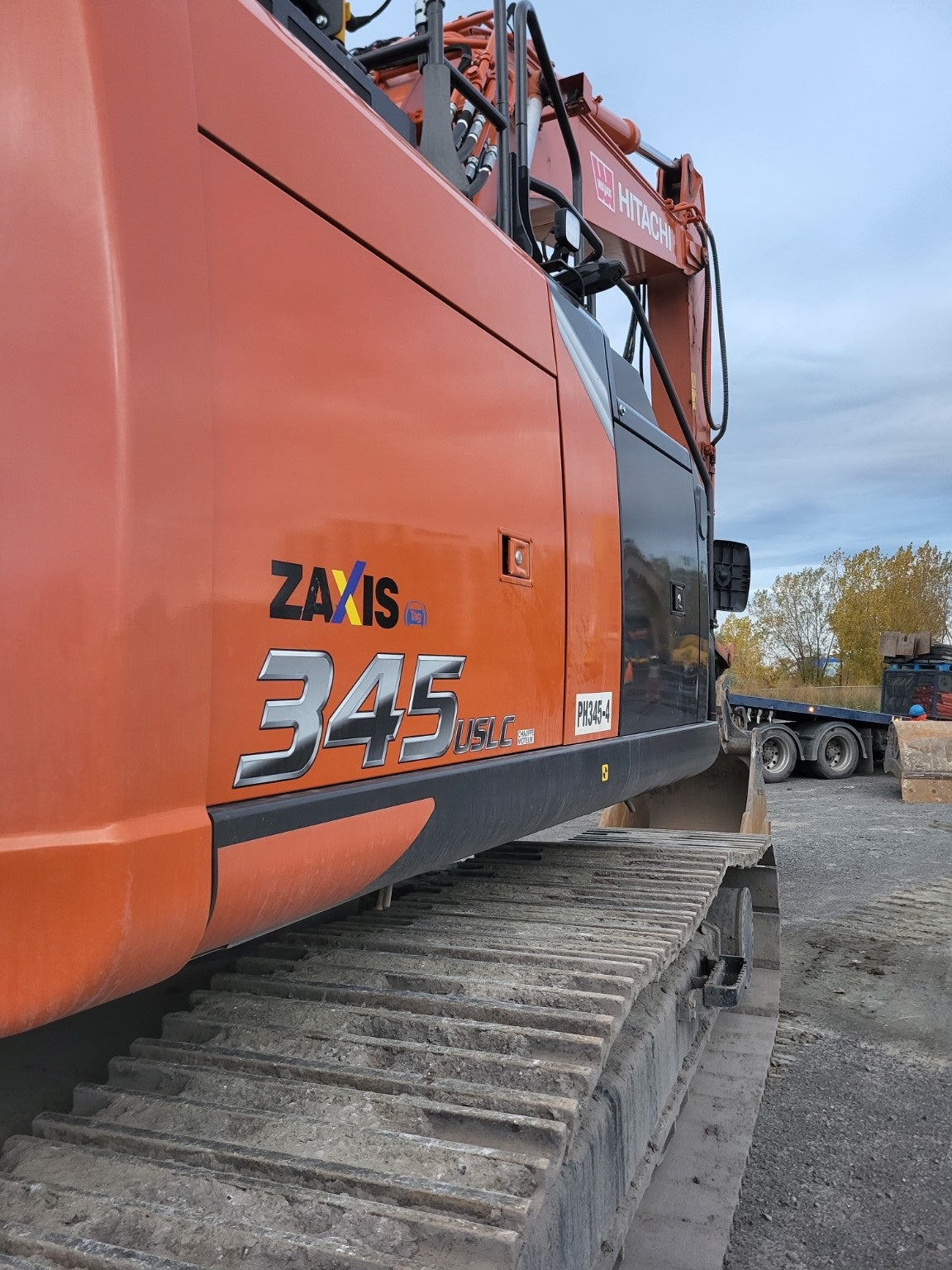 منظر جانبي لملصقات ZAXIS 345USLC على حفارة Hitachi